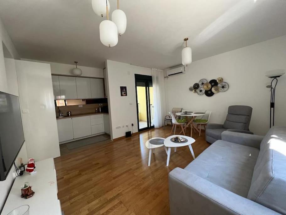 Modern Seaside Apartment With Balcony Tale Apartment 科托尔 外观 照片